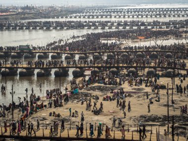 hindu adanmışlar kumbh mela 2013 itibariyle Ganj üzerinden duba köprü geçiş