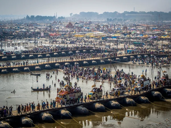 Los devotos hindúes cruzan los puentes pontones sobre el Ganges en Kumbh Mela 2013 — Foto de Stock