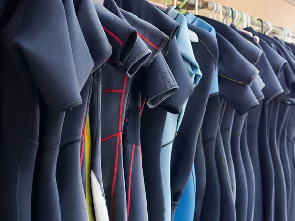 Birden fazla asılı wetsuits hattı — Stok fotoğraf