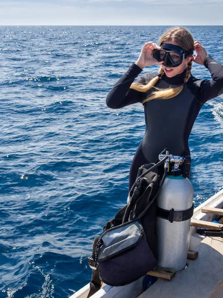 Krásná žena potápěč na lodi s vybavením na potápění — Stock fotografie