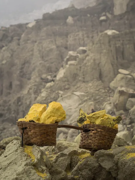Cestas carregadas com pedaços de enxofre sólido no vulcão Kawah Ijen, Indonésia — Fotografia de Stock