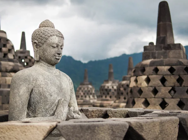 Buda heykeli ve borobudur, Endonezya, stupas — Stok fotoğraf