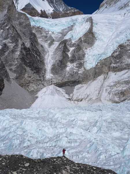 Trekker em pé na frente da geleira Khumbu no Nepal — Fotografia de Stock