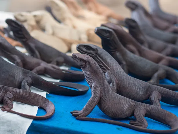 Lembrança Komodo dragões para venda na ilha de Komodo, Indonésia — Fotografia de Stock