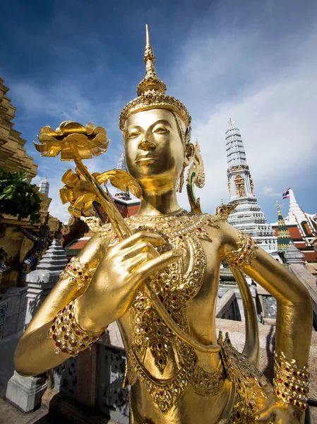 Statue Kinnari d'or devant le temple à Bangkok, Thaïlande — Photo