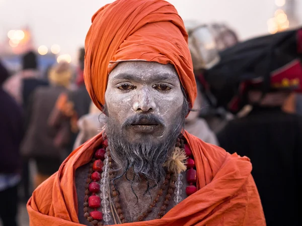 Orange Robed Indian Sadhu en Kumbh Mela 2013 en Allahabar, India — Foto de Stock