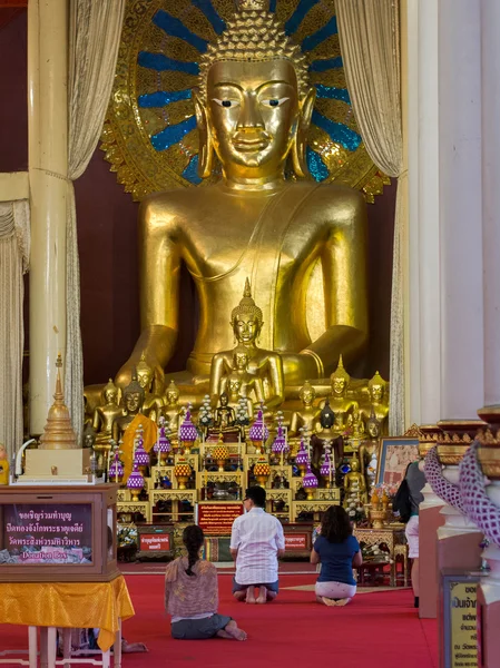 Des dévots bouddhistes prient devant la statue de Bouddha géant — Photo