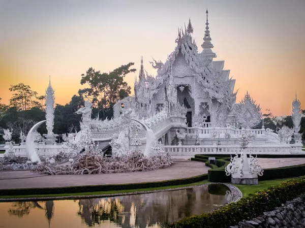 Wat rong khun, popularnie znany jako biały świątyni, w chiang rai, Tajlandia — Zdjęcie stockowe