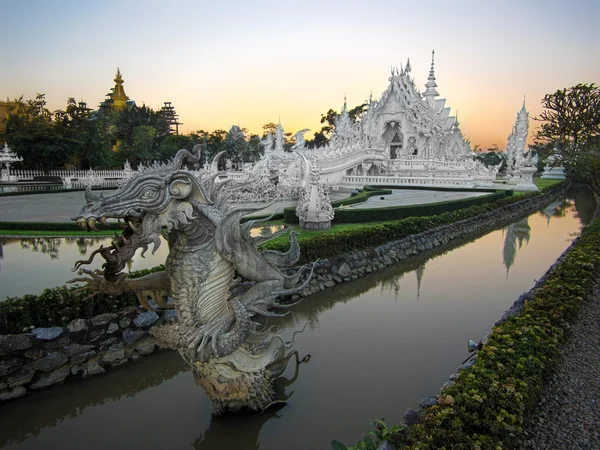 Wat Rong Khun, popularmente conhecido como o Templo Branco, em Chiang Rai, Tailândia — Fotografia de Stock