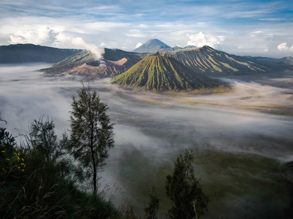 Gunung Bromo, Mount Batok and Gunung Semeru Seen from Mount Penanjakan — Stock Photo, Image