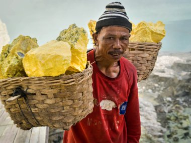 Kükürt madenci, Doğu Java, Endonezya kawah Ijen'de volkan