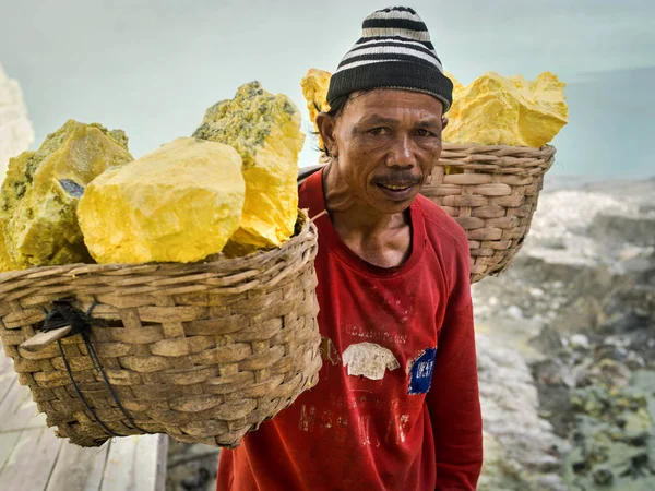 Sulfur Miner al vulcano Kawah Ijen a Giava orientale, indonesia — Foto Stock