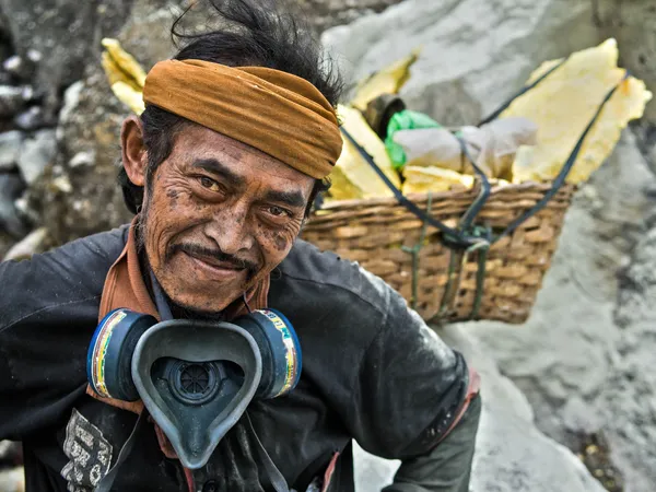 Minero de azufre en el volcán Kawah Ijen en Java Oriental, Indonesia —  Fotos de Stock