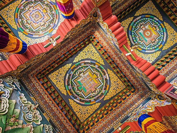 Mandalas in die Decken buddhistischer Tempel geschnitzt — Stockfoto