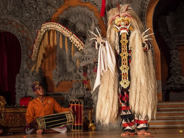 ウブド、バリ島の伝統的なバリのバロン ダンス パフォーマンス — ストック写真