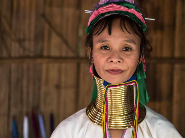 凯伦长长的脖子女人在山部落村庄 — 图库照片