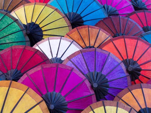 Bunte Regenschirme auf dem asiatischen Wochenmarkt — Stockfoto