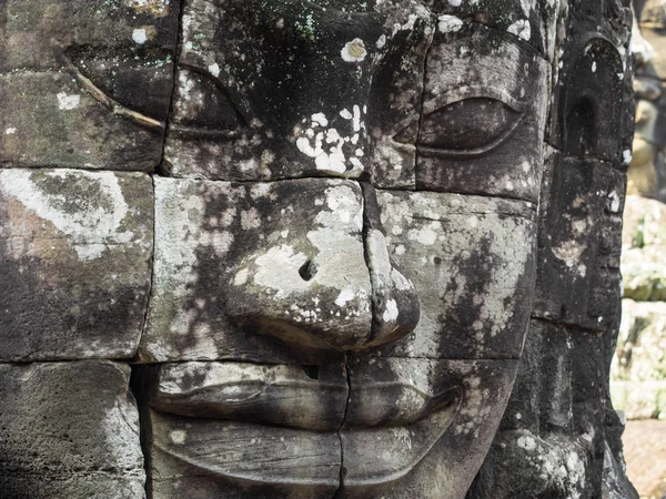 Obří kamenná tvář v chrámu bayon v angkor, Kambodža — Stock fotografie