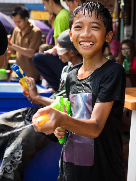 Thai fiú ünneplő songkran 2014-Bangkok, Thaiföld — Stock Fotó