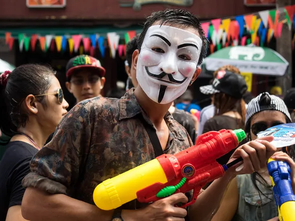 蒙面的男子用水枪庆祝泼水节在曼谷，泰国 — 图库照片