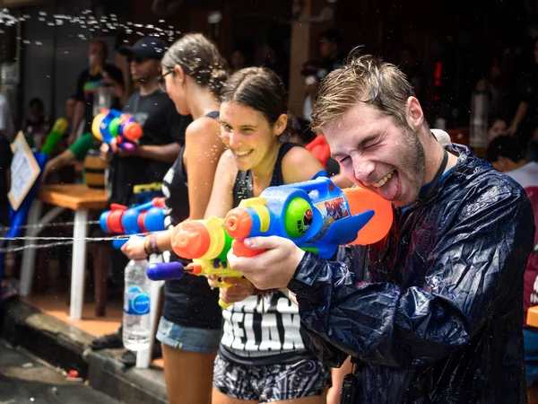 Turistas comemorando Songkran em Bangkok, Tailândia — Fotografia de Stock