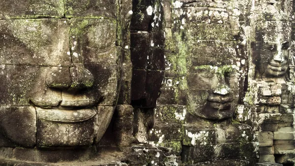 Steen gezichten op bayon tempel, angkor, Cambodja — Stockfoto