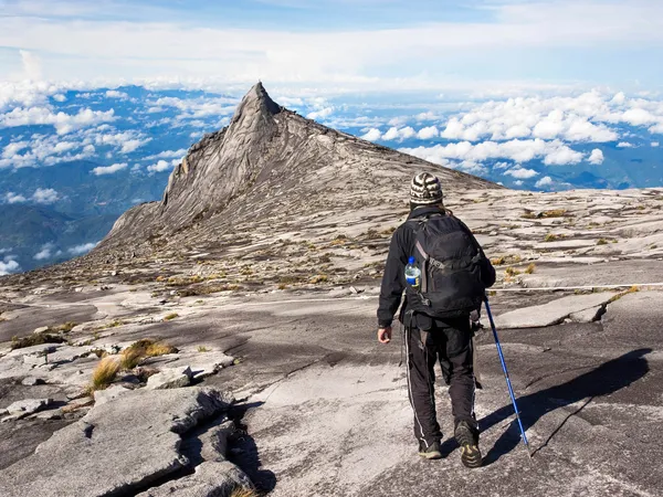 Caminhante caminhando no topo do Monte Kinabalu em Sabah, Malásia — Fotografia de Stock