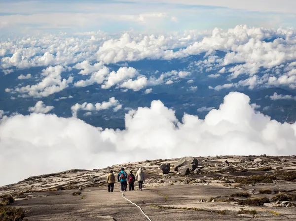 Senderistas caminando en la cima del monte Kinabalu en Sabah, Malasia — Foto de Stock