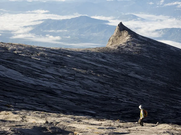 Turysta chodzenie w góry mount kinabalu w sabah, Malezja — Zdjęcie stockowe