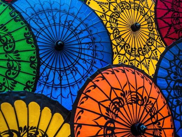 Parapluies asiatiques colorés au marché traditionnel de la rue birmane — Photo