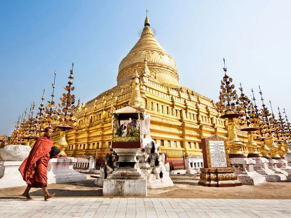 Buddhistický mnich v shwezigon pagoda, bagan, myanmar — Stock fotografie