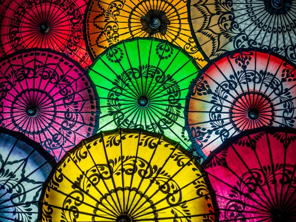 Parapluies asiatiques colorés au marché traditionnel de la rue birmane — Photo