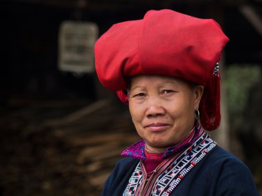 Kırmızı dao kadın giyiyor geleneksel kıyafetleri, sapa, lao cai, vietnam