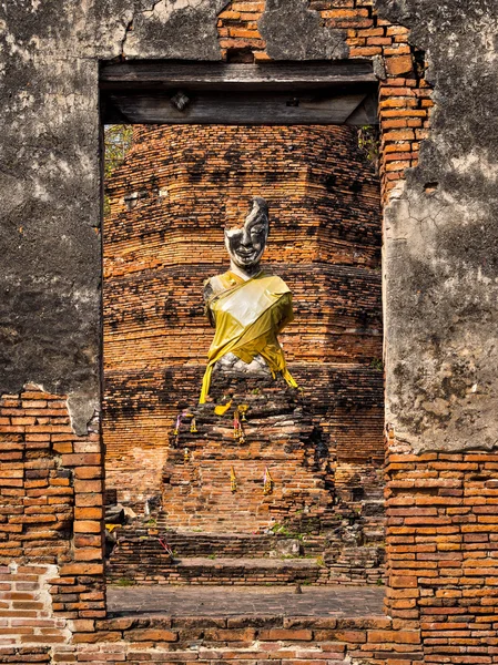 Alte Buddha-Statue an zerstörtem Tempel, Ayutthaya, Thailand — Stockfoto