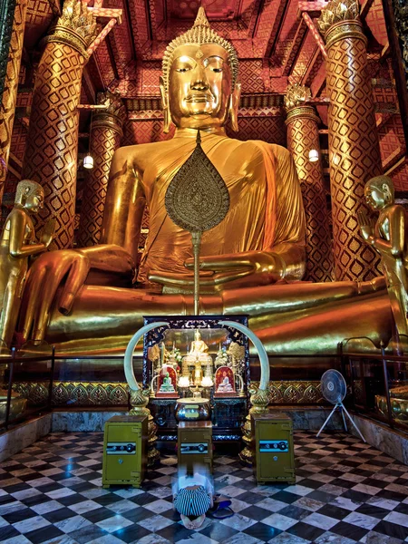 Antigua estatua de Buda en Wat Phanan Choeng, Ayutthaya, Tailandia — Foto de Stock