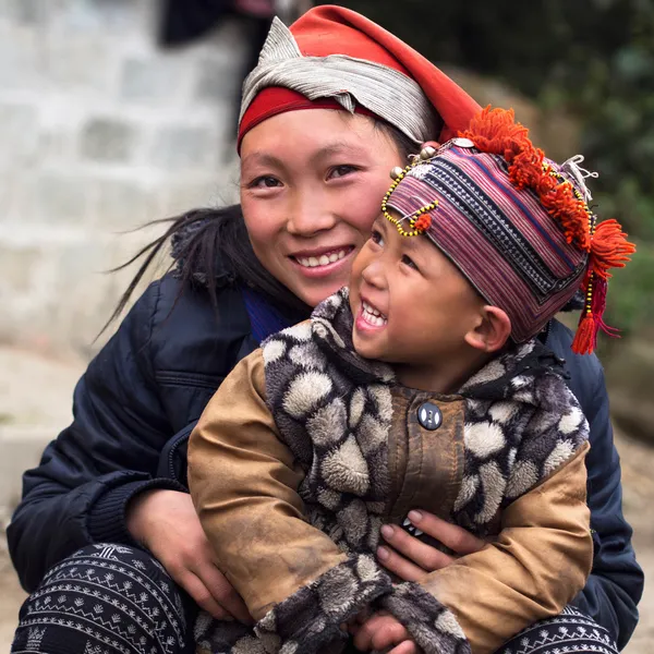 Счастливая женщина и ребенок хмонг, Сапа, Вьетнам — стоковое фото