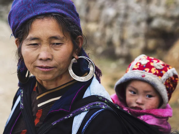 Mulher Hmong carregando criança e vestindo trajes tradicionais, Sapa , — Fotografia de Stock