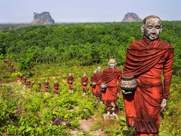 Statuen buddhistischer Mönche im Wald, Mawlamyine, Myanmar — Stockfoto