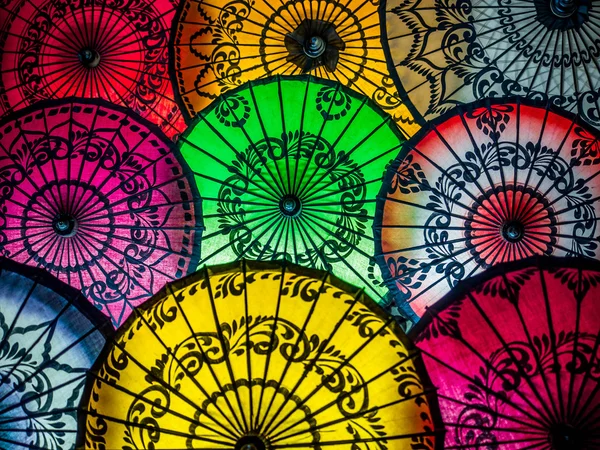 Барвисті азіатських парасольки на традиційні бірманський вуличний ринок — стокове фото