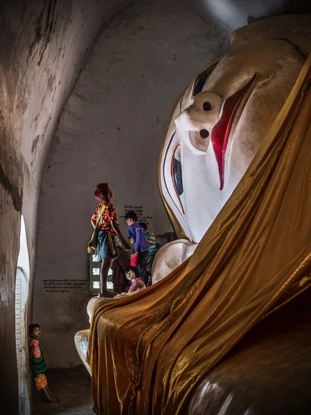 在 manuha 寺、 蒲甘、 缅甸的卧佛 — 图库照片