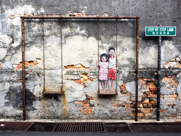 Kinder auf der Schaukel street art piece in georgetown, penang, ma — Stockfoto