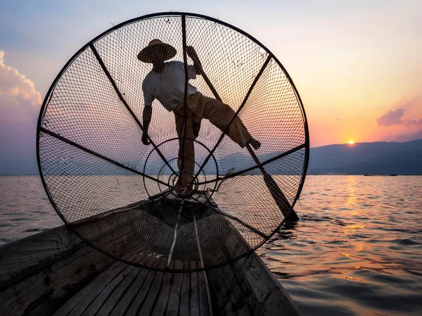 Pescador em Inle Lake ao pôr do sol, Inle, Shan State, Myanmar — Fotografia de Stock