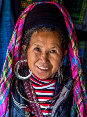 geleneksel kıyafetleri, sapa giymiş siyah hmong kadın portresi,