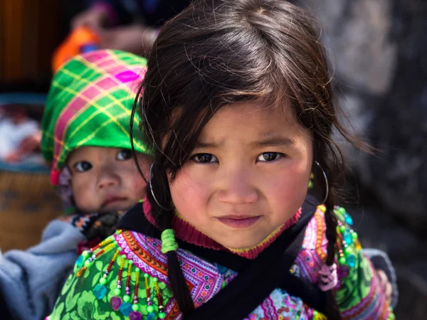 Onbekend Hmong meisje draagt baby in Sapa, Lao Cai, Vietnam — Stockfoto