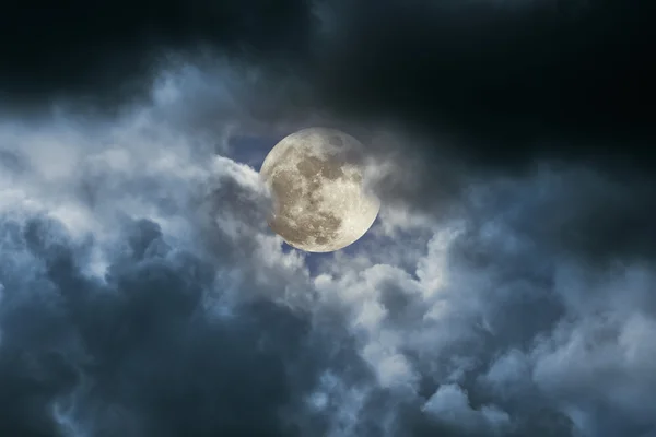 Полная луна в облачную ночь — стоковое фото