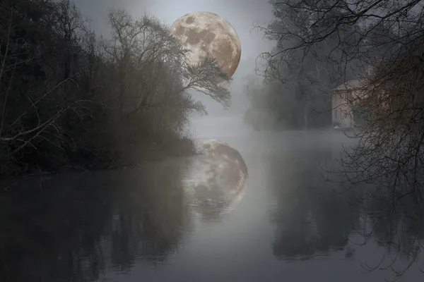 Full moon river — Zdjęcie stockowe