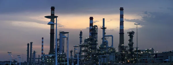 Oil refinery at dawn — Stock Photo, Image