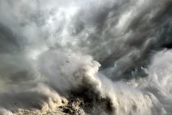 Ondas tempestuosas — Fotografia de Stock