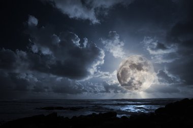 Okyanusu yükselen moon