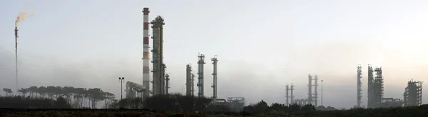 Panorama of a refinery at dawn — Stock Photo, Image